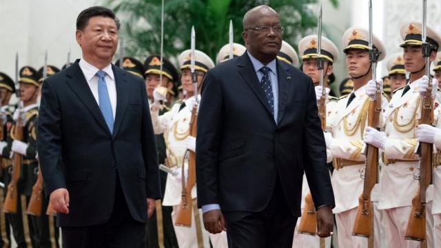 习近平与布基纳法索总统罗克·马克·克里斯蒂安·卡波雷检阅中方仪仗队。布基纳法索今年五月与台湾断交，转而与中国建交。