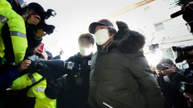 ์๋ ์ฑํญํ ํ์๋ก ์ง์ญ 12๋
์ ๋ณต์ญ ํ ์ถ์ํ ์กฐ๋์(68)์ด 12์ผ ์ค์ ๊ฒฝ๊ธฐ๋ ์์ฐ์๋ด ๊ฑฐ์ฃผ์ง๋ก ํฅํ๊ณ ์๋ค