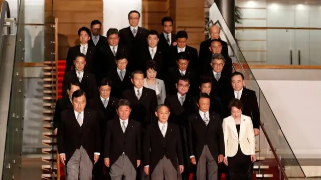 عندما تولي رئيس الوزراء الياباني يوشيهيديه سوغا مهام منصبه في سبتمبر/أيلول 2020 لم يختر سوى سيدتين للانضمام إلى حكومته