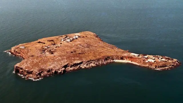 Imagem panorâmica da ilha no Mar Negro