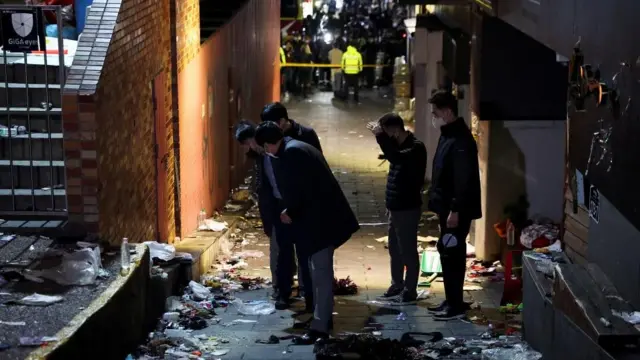 한국 수사관들이 2022년 10월 30일 이태원에서 열린 할로윈 축제에서 많은 이들이 압사한 현장을 조사하고 있다