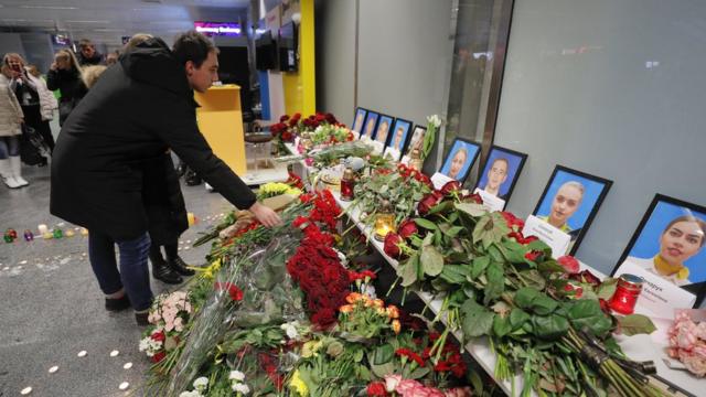 Ofrendas a victimas en el aeropuerto de Kiev.