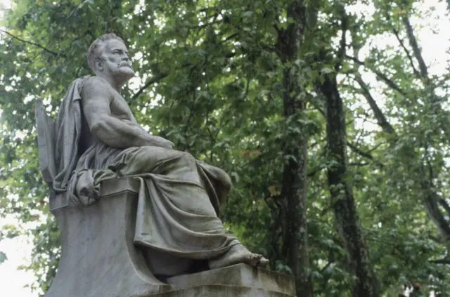 อนุสาวรีย์ของวิกตอร์ อูโก ในเมืองเบอซ็องซง ประเทศฝรั่งเศส