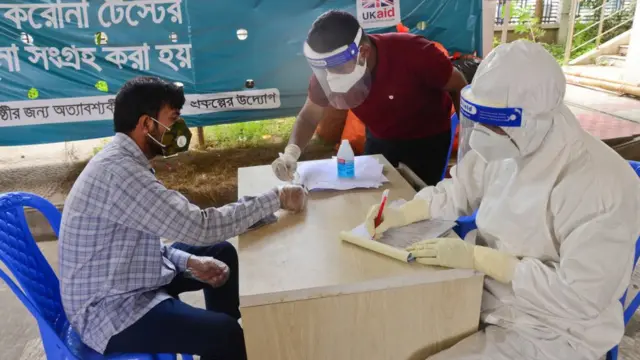 করোনাভাইরাস পরীক্ষার জন্য নমুনা সংগ্রহের কাজ চলছে।