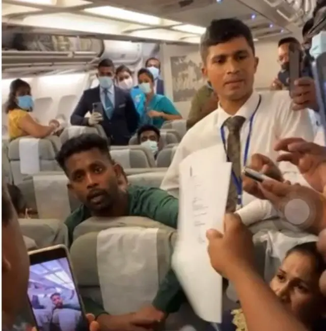 රූපවාහිනයට කඩා වැඳුණු අරගලකරු ගුවන් යානයක් තුළදී අත්අඩංගුවට ගැනීම නිත්‍යනුකුලද?