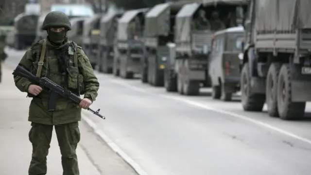 зелений чоловічок, Крим, озброєна людина