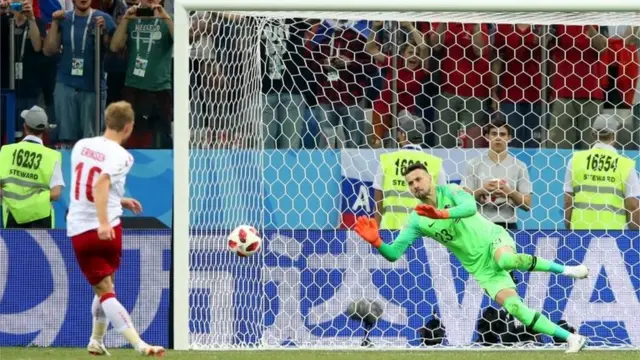 Jogador dinamarquês bate pênalti na Copa do Mundo da Rússia