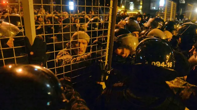 Сутички у Києві між прихильниками блокади Донбасу і правоохоронцями