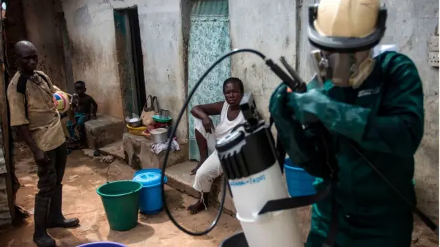 Les autres formes de lutte contre le paludisme, comme la vulgarisation de la moustiquaire et la désinsectisation, comme ici au Ghana, seront poursuivies, selon l'OMS.