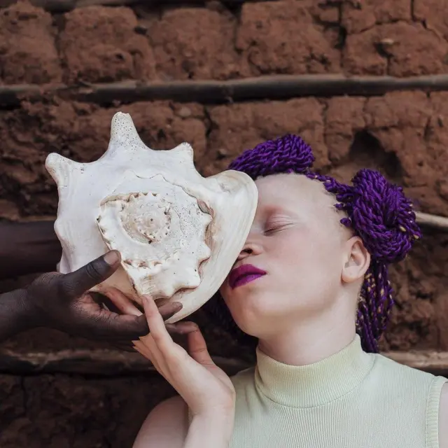 Etranger sur une terre familière est le travail de l'Ougandaise Sarah Wiswa qui déclare avoir quitté un travail pour suivre sa passion: "créer de la poésie visuelle"