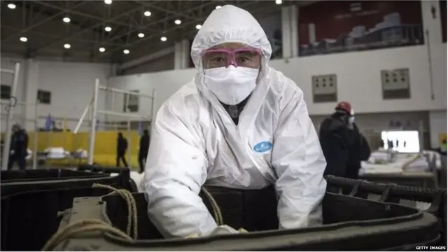 चीन की फैक्ट्री में काम कर रहा कर्मचारी