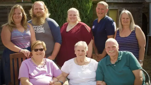 मॉली यांचं कुटुंब