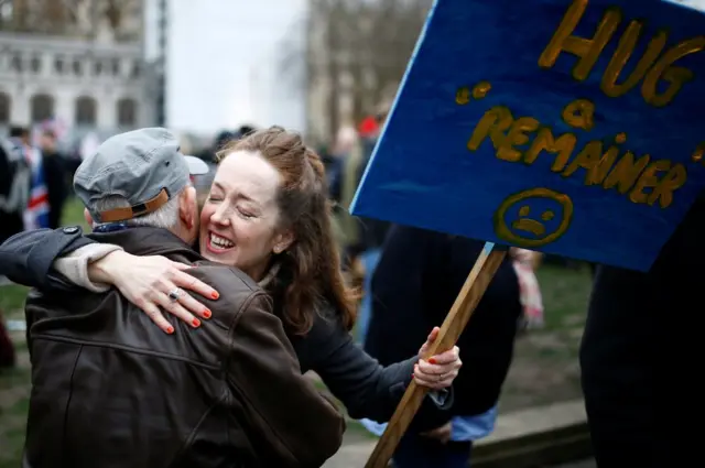 امرأة تمسك بلافتة