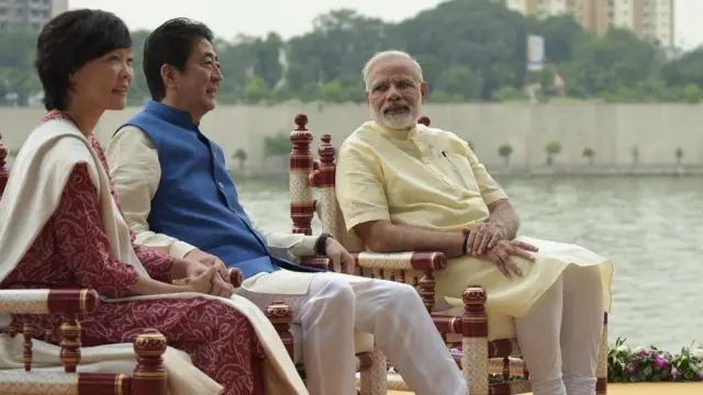 અમદાવાદ સાબરમતી રિવરફ્રન્ટ પર નરેન્દ્ર મોદી સાથે જાપાની વડાપ્રધાન અને તેમનાં પત્ની