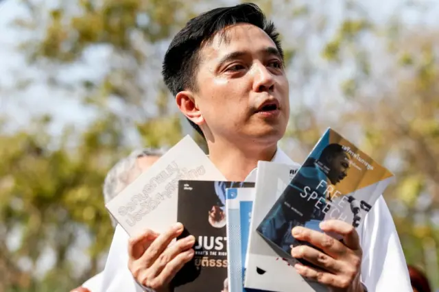 ผศ.ดร. ประจักษ์ ก้องกีรติ ชูหนังสือ