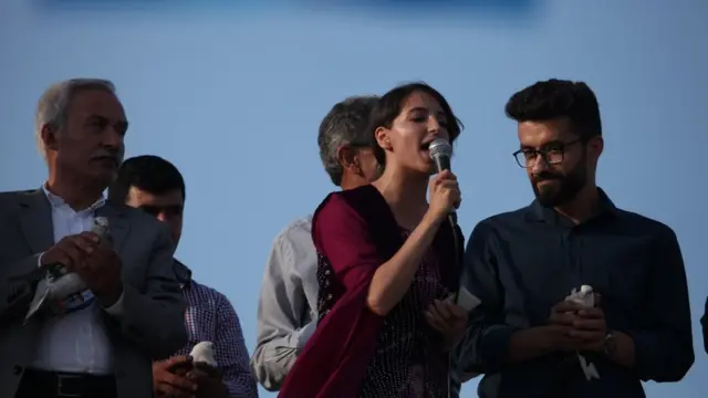 دیرسم داغ د خپل ګوند ملاتړو ته د ټاکنیز کمپاین پرمهال وینا کوي. جون ۲۰مه، ۲۰۱۸