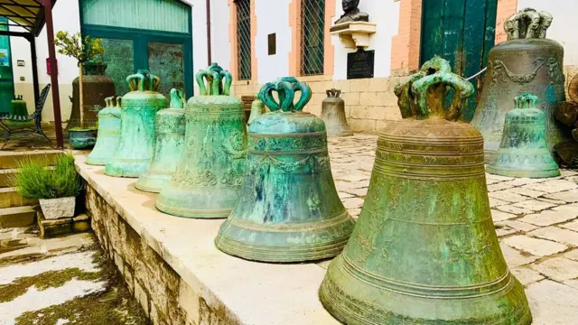 زنگ‌های بزرگ به ردیف نگهداری می‌شوند