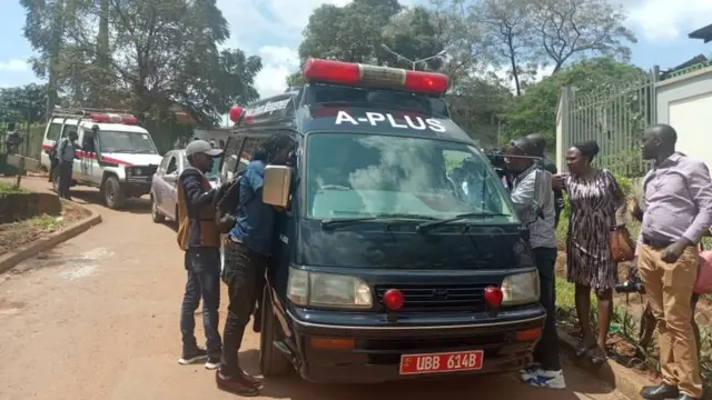 Gari la ambalensi likiuchukua mwili wa Ziggy Wine