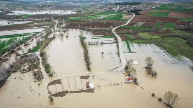 Türkiye'de su döngüsünde yaşanan değişiklikler, daha az yağışlarla daha uzun süre kuraklık yaşanmasına ya da daha aşırı yağış olaylarına neden oluyor.