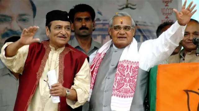 भूपेन हजारिका आणि माजी पंतप्रधान अटलबिहारी वाजपेयी