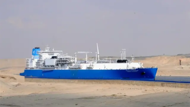 إحدى السفن تعبر قناة السويس بعد استئناف حركة الملاحة فيها