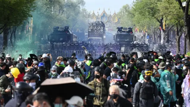 ตร. ใช้แก๊สน้ำตา-กระสุนยางสกัด