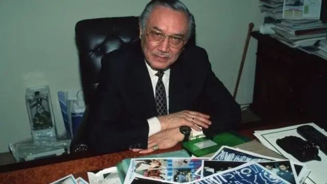 চুরি যাওয়া গহনার নথিপত্র দেখাচ্ছেন মোহাম্মদ সাইদ খোজা