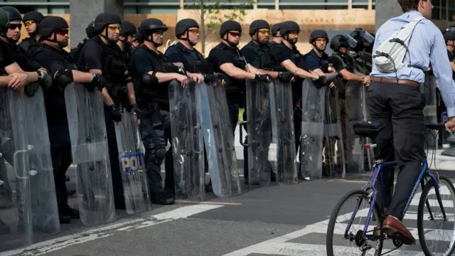 Сотрудники Федерального бюро тюрем и других силовых структур перед Белым домом