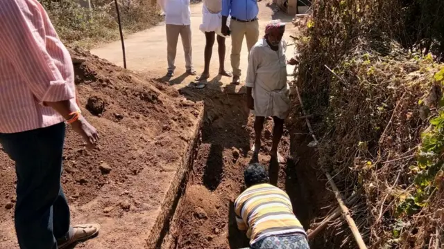 నీటి సరఫరాను పునరుద్ధరిస్తున్న దృశ్యం