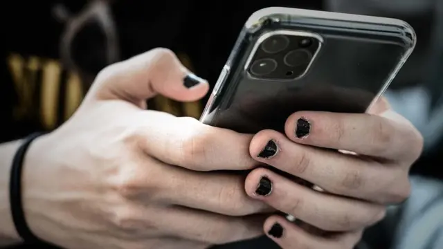 Seseorang memegang ponsel.