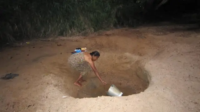 "ඡන්දේ ගන්නනම් එනව කට්ටිය.