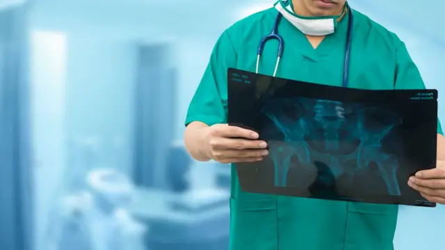 Doctor sujetando la imagen de una resonancia