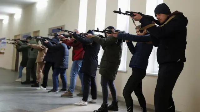 Olga, Yavtushenko, di Ukrainian couples training for war - BBC