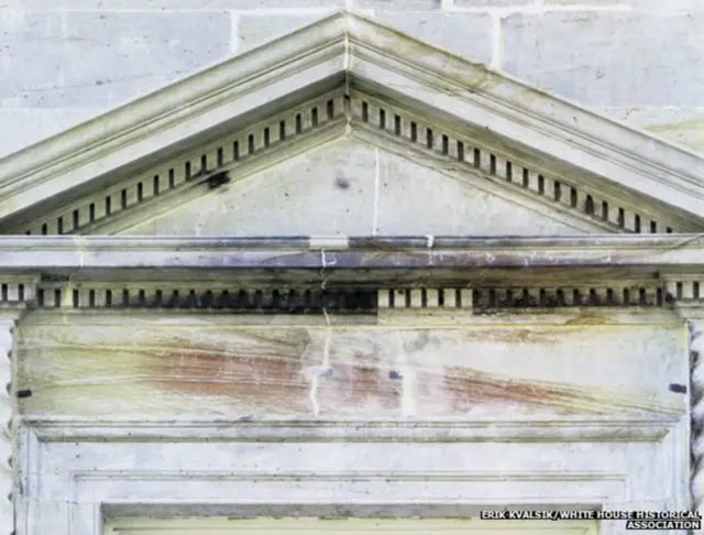 مازالت آثار النيران مرئية اليوم في البيت الأبيض حيث تُركت منطقتان دون دهان