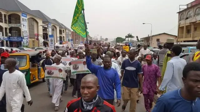 Àwọn alátìlẹyìn Zakzaky tó ń fi ẹ̀hónú hàn nílé ẹjọ́