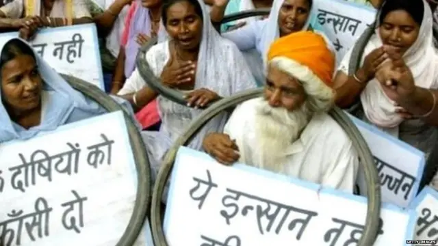 ਗਲਿਆਂ 'ਚ ਟਾਇਰ ਪਾ ਕੇ ਇਨਸਾਫ਼ ਦੀ ਮੰਗ ਕਰਦੇ '84 ਸਿੱਖ ਕਤਲੇਆਮ ਦੇ ਪੀੜਤ