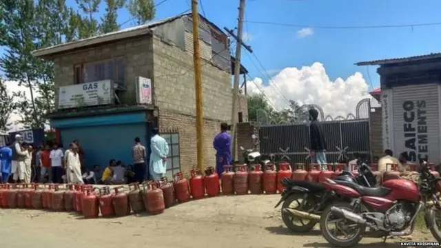 सोपोरमध्ये बंद दुकानासमोर गॅससाठी लोकांची रांग