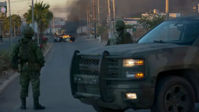 Carro da políciajogo da dinheirofrente à veículo incendiado