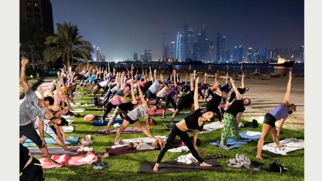 "Йога полной луны" в отеле Palm Hotel, на самом большом искусственном острове в мире, имеющем форму пальмы. 17 сентября 2016 г.