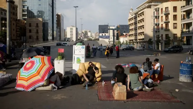 متظاهرون لبنانيون يفترشون الشارع