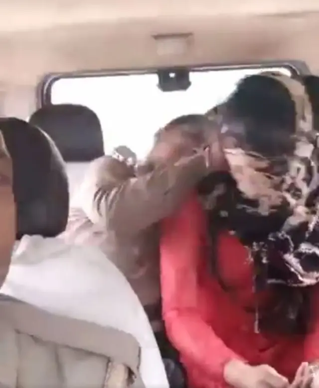 યુવતીને અટકાયતમાં લીધા બાદ કારમાં તેને માર મારી રહેલી મહિલા પોલીસ કર્મચારી.