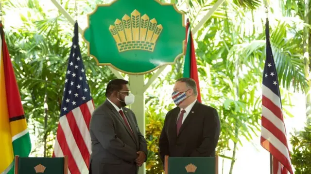 Mike Pompeo e o presidente da Guiana, Mohamed Irfaan Ali