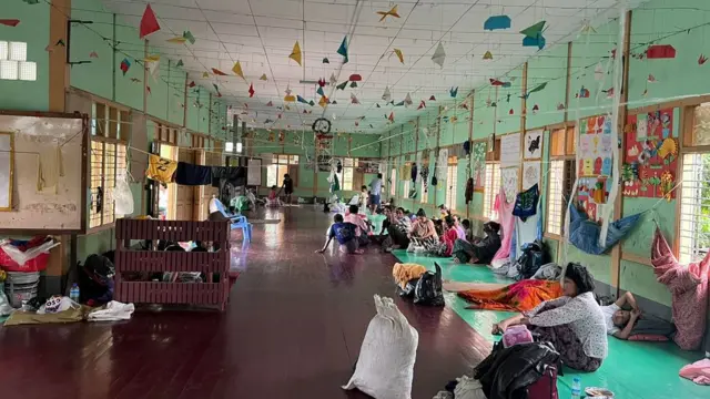 တာမခန်ဒုက္ခသည်စခန်းတခုမှာယာယီခိုလှုံနေကြသူများ