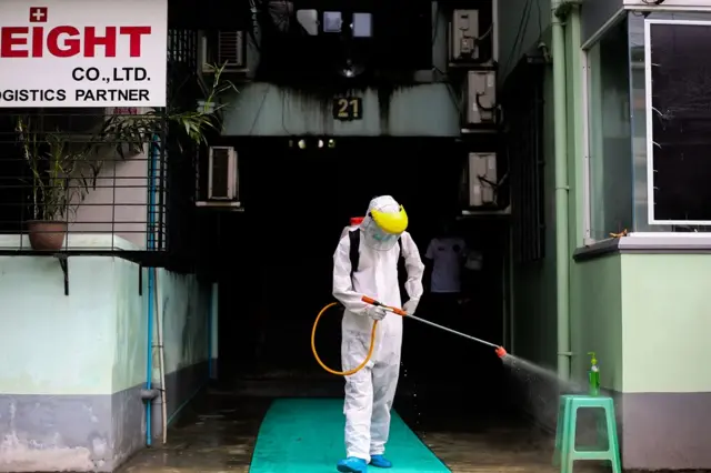 ရန်ကုန်မြို့မှာ ကိုရိုနာဗိုင်းရပ်စ်ကူးစက်ခံရသူနေထိုင်ခဲ့တဲ့ အိမ်အနီးတစ်ဝိုက်ကို ပိုးသတ်ဆေးဖြန်း