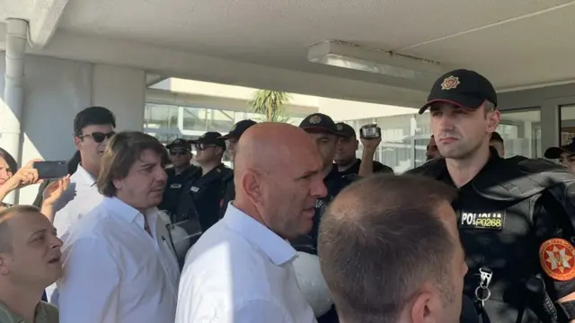 Smenjeni odbornici pred policijom ispred Opštine Budva, jun 2020.