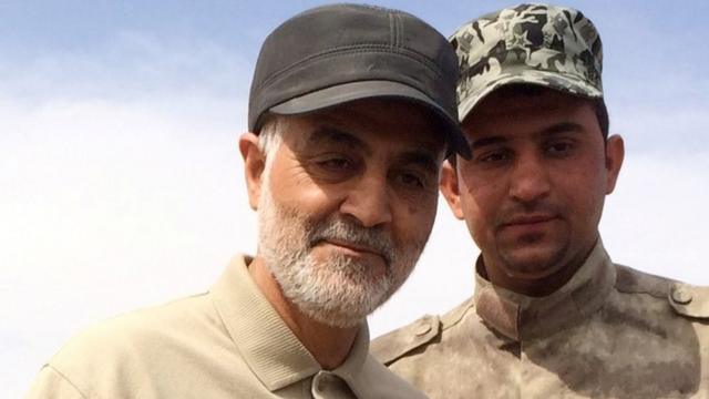 Qassem Soleimani (kiri) dalam operasi ofensif melawan militan ISIS pada 2015.