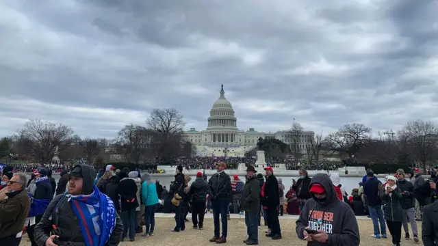 Manifestantes minutos antesroulette googleinvasão no Capitólio