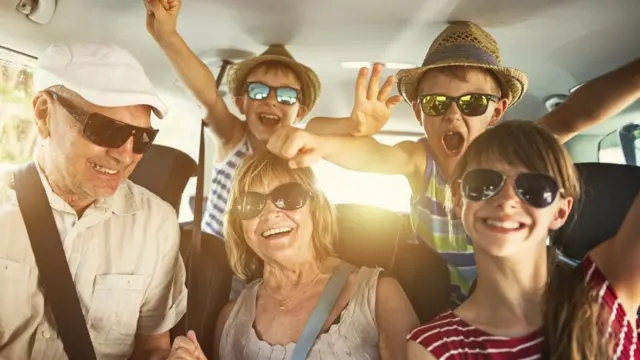 Familia con gafas de sol