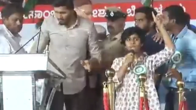 અમૂલ્યા મંચ પર