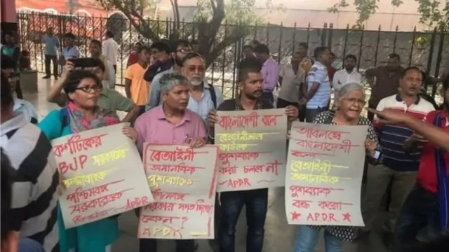 হাওড়া স্টেশনে মানবাধিকার কর্মীদের বিক্ষোভ